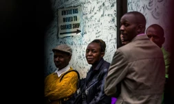 Des habitants de Harare regardent les forces de l'ordre prendre position, le 16 novembre 2017, alors que le pays est en pleine ébullition 