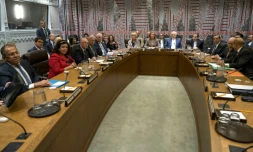 Le ministre russe des Affaires étrangères Sergey Lavrov (G), l'ambassadrice britannique Karen Pierce (2G), le politicien britannique Alistair Burt (3G), le chef de la diplomatie américaine Rex Tillerson (5G) la cheffe de la diplomatie européenne Federica Mogherini (7D), le ministre iranien des Affaires étrangères Mohammad Javad Zarif (5D) et d'autres officiels lors d'une rencontre aux Nations Unies à New York le 20 septembre 2017 