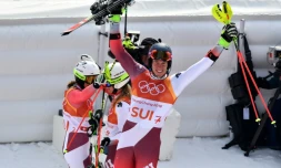 Le Suisse Ramon Zenhaeusern fou de joie après la victoire de son équipe en slalom parallèle des JO de Pyeongchang le 24 février 2018 