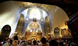 Des fidÚles assistent à une messe célébrée à l'intention des victimes de l'attentat de Nice, le 17 juillet 2016 dans la cathédrale orthodoxe Saint-Nicolas de la ville