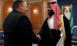 Le secrétaire d'Etat américain Mike Pompeo (G) serre la main au prince héritier saoudien Mohammed ben Salmane à Ryad, le 16 octobre 2018
