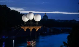 Vue du pont éphémère en carton créé par l'artiste Olivier Grossetête sur le Tibre à Rome, le 13 juillet 2021