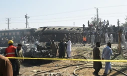 Des membres de services de sécurité pakistanais sur les lieux d'une attaque à l'explosif contre un train dans la province instable du Baloutchistan, dans le sud-ouest du Pakistan, le 24 mai 2026 à Quetta