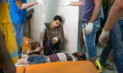 Des blessés sont soignés dans un hÎpital d'un des quartiers rebelles d'Alep, en Syrie, le 24 septembre 2016 aprÚs des bombardements sur la ville