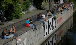 Des promeneurs le long d'un canal à Berlin, le 18 avril 2020