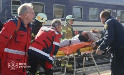 Photo diffusée par le Service ukrainien des situations d'urgence le 29 octobre 2026 montrant des secouristes ukrainiens transportant sur une civière une personne blessée après une attaque aérienne contre la gare de Dnipro, en Ukraine