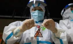 Un prélèvement de test anti-Covid-19 à Nanjing, le 21 juillet 2021 en Chine