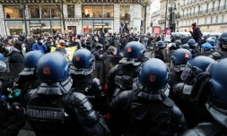 Des gendarmes mobiles en position entre les CRS et les manifestants anti-proposition de loi Sécurité globale, le 12 décembre 2020 à Paris