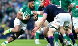 Le centre irlandais Bundee Aki (g) en percussion contre l'Ecosse dans le Tournoi des six nations, le 19 mars 2022 Ă Dublin