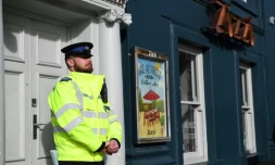 Un policier britannique monte la garde le 6 mars 2018 devant un restaurant de la chaîne Zizzi à Salisbury, fermé en lien avec un mystérieux empoisonnement présumé d'un ex-espion russe