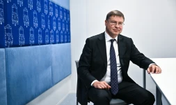 Valdis Dombrovskis, le commissaire européen aux Affaires économiques, lors d'un entretien avec l'AFP à Bangkok, en marge des assemblées du Fonds monétaire international (FMI) et de la Banque mondiale, le 13 octobre 2026
