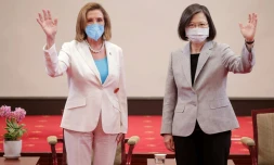 La N.3 américaine Nancy Pelosi (g) et la présidente taïwanaise Tsai Ing-wen à Taipei, le 3 août 2022
