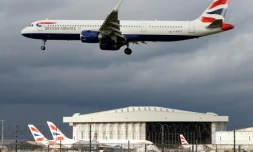 Un avion de la compagnie britannique British Airways au-dessus de l'aéroport de Londres Heathrow, le 5 février 2021
