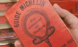 Une première édition du guide Michelin datant de 1900 photographiée le 19 juillet 2000 trois jours avant une mise aux enchères à Clermont-Ferrand