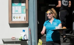 Une serveuse avec une visiÚre de protection, à la terrasse d'un café à Mulhouse, le 2 juin 2020
