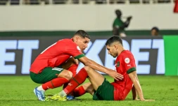 La déception des Marocains Amine Harit (g) et Achraf Hakimi après la défaite contre l'Afrique du Sud, en huitièmes de finale de la CAN, le 30 janvier 2024 à San Pédro (Côte d'Ivoire)