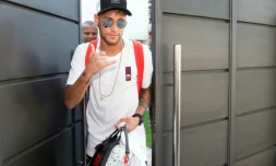 L'attaquant brésilien Neymar avec son père Neymar da Silva Santos Sr quittent leur domicile pour l'aéroport, à Barcelone, le 4 août 2017