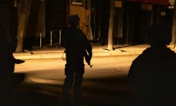 Un membre des forces spéciales de la police patrouille dans une rue de Kharkiv, en Ukraine, le 30 mars 2022.