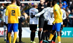 L'arbitre expulse le capitaine de la Saint-Pierroise Michel Fontaine, lors du 16e de finale de Coupe de France Ă Epinal, le 18 janvier 2020