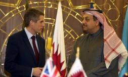 Le ministre de la Défense britannique, Gavin Williamson (G) avec son homologue qatari Khalid ben Mohamed al-Atiya, le 10 décembre 2017 à Doha