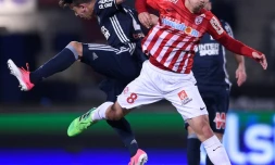 Le milieu de Nancy Vincent Marchetti (d) à lutte avec celui de Marseille Maxime Lopez à Marcel-Picot, le 21 avril 2017