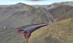 Une coulée de lave s'échappant d'une faille prÚs d'un volcan en éruption, à proximité de Grindavik (Islande) le 5 avril 2021
