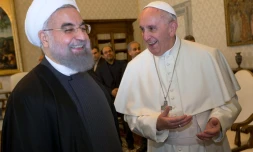 Le pape François (d) et le président iranien Hassan Rohani, au Vatican le 26 janvier 2016