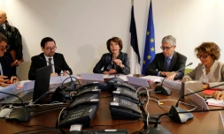 La ministre de la santé Marisol Touraine (c) s'exprime lors d'une conférence de presse, le 11 janvier 2017 à Paris sur la grippe