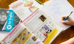 Un enfant faisant ses devoirs, le 11 mars 2015 à Lille