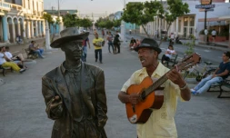 Le Cubain Ignacio Dominguel, musicien de rue, près de la statue de Benny Moré, le 23 mars 2018 à Cienfuegos