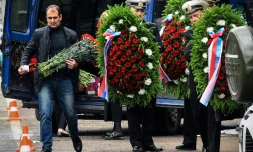 Des militaires de la Marine russe transportent des couronnes mortuaires avant les funérailles des 14 officiers tués dans l'incendie d'un petit sous-marin nucléaire, le 6 juillet 2019 à Pétersbourg