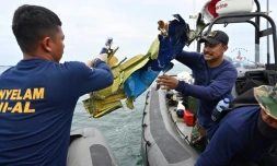 Indonesian Navy divers retrieve wreckage from the Sriwijaya Air Boeing 737-500 aircraft 