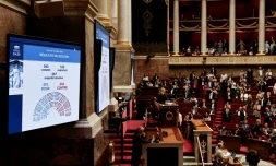 Un écran affiche le résultat du vote sur la loi relative à l'aide active à mourir, à l'Assemblée nationale, le 15 juillet 2026 à Paris