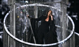 La chanteuse israélienne Yuval Raphael pendant une répétition en costume de la seconde demi-finale de l'Eurovision, le 14 mai 2025 à Bâle, en Suisse