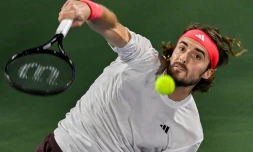 Le Grec Stefanos Tsitsipas au service contre le Canadien Felix Auger Aliassime, en finale du tournoi de Dubaï le 1er mars 2025