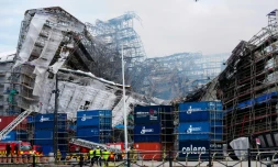 Des pompiers devant la façade principale de l'ancienne Bourse de Copenhague qui s'est effondrée, deux jours aprÚs un incendie qui l'a ravagée, le 18 avril 2024 au Danemark