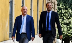 Les journalistes italiens Gianluigi Nuzzi (g) et Emiliano Fittipaldi, le 7 juillet 2016 au Vatican