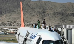 Des Afghans désespérés tentent par tous les moyens de quitter l'aéroport de Kaboul le 16 août 2021