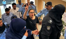 Des policiers escortent au tribunal l'avocate spécialiste des droits humains Imaan Mazari, le 20 août 2023 à Islamabad