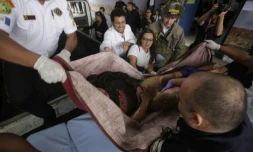 Des pompiers volontaires viennent au secours d'un enfant blessé dans un foyer pour mineurs victimes de violence familiale, le 8 mars 2017 à San José Pinula