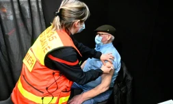 Un homme se fait vacciner contre le virus du Covid dans un centre Ă Rennes, le 7 avril 2021