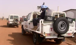 Des policiers maliens en patrouille avec des Casques bleus de la Minusma, le 18 mai 2016 à Gao, dans le nord du Mali
