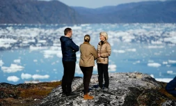 Ursula von der Leyen la présidente de la Commission européenne est accompagnée du chef du gouvernement groenlandais Jens-Frederik Nielsen et de la PremiÚre ministre danoise Mette Frederiksen au Groenland le 6 septembre 2026