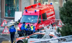 Des policiers et des secouristes près d'un véhicule de pompiers sur le lieu de l'explosion qui a ravagé le bar Le Constellation à Crans-Montana le 1er janvier 2026
