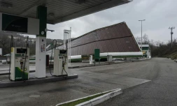Le toit d'une station essence à Saint-Romain-en-Gier, près de Lyon, s'est effondré en raison des vents violents, le 20 décembre 2019