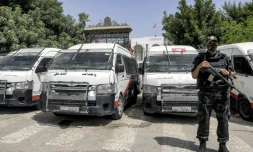 Un membre des forces de sécurité tunisiennes monte la garde devant le siège du parlement à Tunis, le 31 juillet 2021