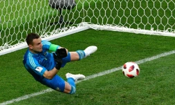 Le gardien de la Russie Igor Akinfeev arrête le ballon lors de la qualification face à l'Espagne 4 t.a.b à 1 le 1er juillet 2018