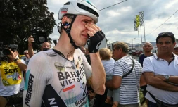 Le cycliste slovène de la Bahrain Matej Mohoric en pleurs après avoir remporté la 19e étape du Tour de France à Poligny le 21 juillet 2023