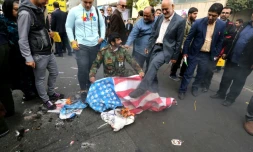 Des manifestants iraniens piétinent le drapeau des Etats-Unis à Téhéran le 4 novembre 2019
