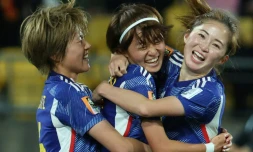 La Japonaise Hinata Miyazawa (centre) célÚbre son deuxiÚme but avec ses coéquipiÚres, lors du match du Mondial féminin contre l'Espagne, à Wellington (Nouvelle-Zélande), le 31 juillet 2023.